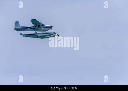 Ein Wasserflugzeug fliegt am 1. Mai 2021 über Miramar Beach in Florida, wo im Bild Platz für Kopien ist. Stockfoto