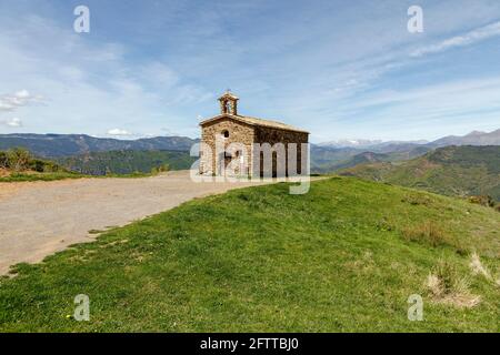 Hermitage und Aussichtspunkt San Salvador de Irgo de Tor, ein Stadtheiligtum der Gemeinde Pont de Suert (Alta Ribagorza, Provinz Lleida, Stockfoto