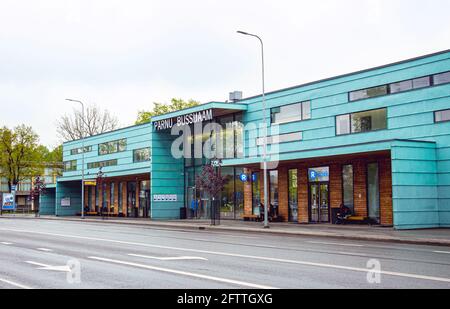 Pärnu, Pärnumaa, Estland-19MAY2021. Busbahnhof der Stadt Pärnu in Estland. Busbahnhof Parnu von der Straße in Pärnu County gesehen. Stockfoto