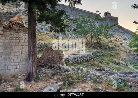 Neben der Festung von Kotor.die Ruinen umgeben diese kleine, stillvolle alte Kirche, inmitten wunderschöner Berglandslandschaften. Stockfoto