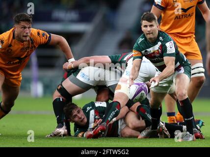 Richard Wigglesworth von Leicester Tigers (rechts) spielt beim European Rugby Challenge Cup Final im Twickenham Stadium, London, am Ball vorbei. Bilddatum: Freitag, 21. Mai 2021. Stockfoto