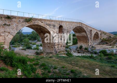 Römische Bogenbrücke (3 v. Chr.), Pont Julien über dem Fluss Cavalon, Bonnieux, Provence, Frankreich Stockfoto