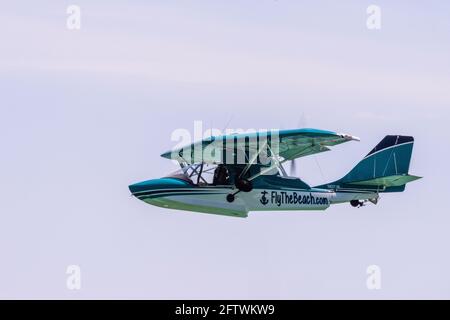 Ein Wasserflugzeug fliegt am 1. Mai 2021 über Miramar Beach in Florida, wo im Bild Platz für Kopien ist. Stockfoto