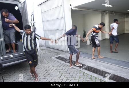 Rio de Janeiro, Brasilien. Mai 2021. Die Zivilpolizei initiiert eine Operation gegen Kriminelle, die an einem Drogenring beteiligt sind. Außerdem werden Kriminelle wegen des Verschwindens von drei Jungen in der Gemeinde, die seit Ende letzten Jahres verschwunden sind, untersucht. Quelle: Jose Lucena/TheNEWS2/ZUMA Wire/Alamy Live News Stockfoto