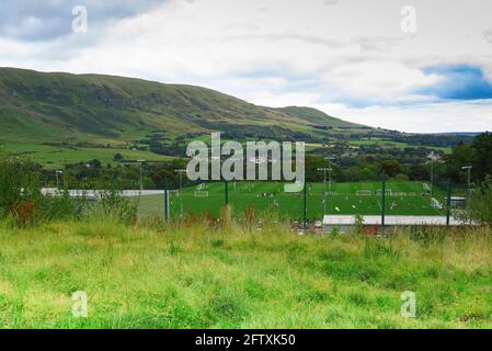 Blick über den Celtic FC Trainingsgelände mit Spielern und Campsie Fells im Hintergrund Stockfoto