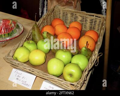 Gemüsehändler im altmodischen Stil zeigen frisches Gemüse vor dem Laden Stockfoto