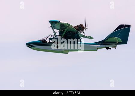 Ein Wasserflugzeug fliegt am 1. Mai 2021 über Miramar Beach in Florida, wo im Bild Platz für Kopien ist. Stockfoto