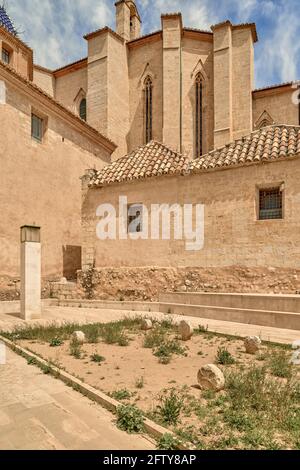 Grabsteine, die als diskoidale Stelen bezeichnet werden, stammen vom mittelalterlichen Friedhof in der Stadt San Mateo in der Provinz Catellon, Spanien, Europa Stockfoto