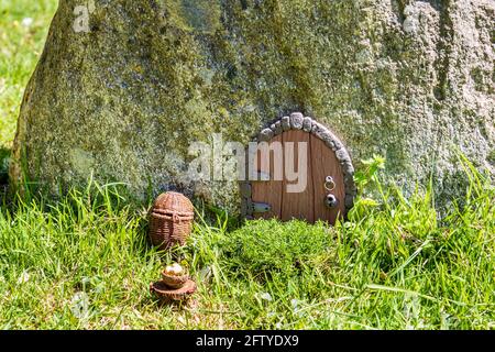 Feenhaus Tür aus Ton in riesigen Stein Miniatur-Setup. Stockfoto