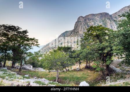 Blick in Richtung Mount Lovcen im Frühherbst entlang eines steilen Bergpfades rund um das Fort. Stockfoto
