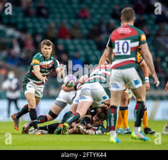 Twickenham, London, Großbritannien. Mai 2021. European Rugby Challenge Cup Final, Leicester Tigers gegen Montpellier; Richard Wigglesworth übergibt den Ball an George Ford von Leicester Tigers Credit: Action Plus Sports/Alamy Live News Stockfoto