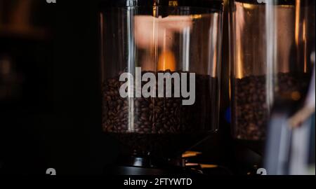 Frische Kaffeebohnen in Kaffeemaschinen. Café Stockfoto