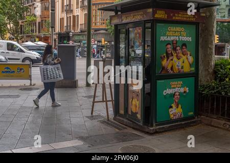 Palma de Mallorca, Spanien; Mai 19 2021: Lotterie-Kiosk der spanischen Nationalen Blindenorganisation, EINST, im historischen Zentrum der Stadt P Stockfoto