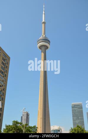 Toronto, Kanada - Juli 14 2013: CN Tower mitten in Toronto unter einem sonnigen blauen Himmel Stockfoto