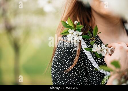 Schöne junge Frauen im blühenden Apfelbaumgarten im Frühling. Genießen Sie Die Natur. Rückansicht . Stockfoto