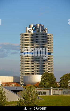 München, Deutschland - Oktober 20 2011: BMW Vierzylinda BMW Turm in der Sonne mit Schatten des Fernsehturms Stockfoto