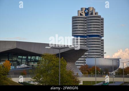 München, Deutschland - Oktober 20 2011: BMW Vierzylinder, BMW Tower mit BMW Museum und BMW Welt im Vordergrund Stockfoto