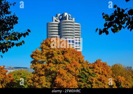 München, Deutschland - Oktober 25 2012: BMW Vierzylinder, BMW Turm hinter herbstlichen bunten Bäumen unter einem sonnigen blauen Himmel Stockfoto