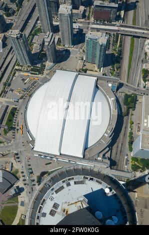 Toronto, Kanada - Juli 14 2013: Blick vom CN Tower zum Rogers Centre. Viele Autos auf der Autobahn! Stockfoto