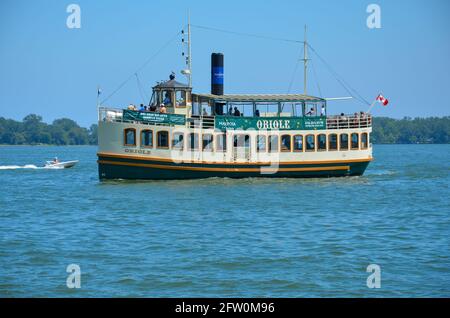 Toronto, Kanada - Juli 14 2013: Oriole Schiff auf dem Lake Onatrio in Toronto, mit Schnellboot im Hintergrund und klarem, blauen Himmel. Stockfoto