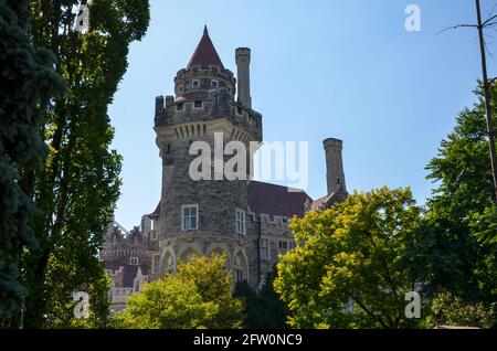 Toronto, Kanada - Juli 15 2013: Die Casa Loma zwischen einigen Bäumen mit blauem Himmel und Sonnenschein in Toronto, kanada Stockfoto