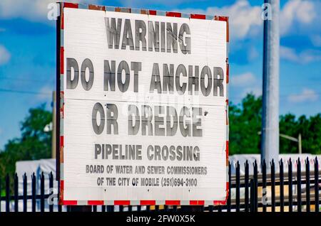 Am 14. Mai 2021 in Mobile, Alabama, warnt ein Schild vor Verankerung und Ausbaggern am Standort einer Rohrleitungskreuzung. Stockfoto