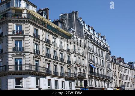 Paris, Straße mit typischen zentralen Stadtwohnungen mit Balkonen mit Blumen Stockfoto