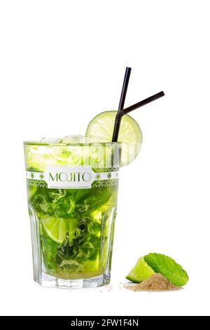 Ein Cocktail aus Mojito, fotografiert auf weißem Hintergrund. Stockfoto