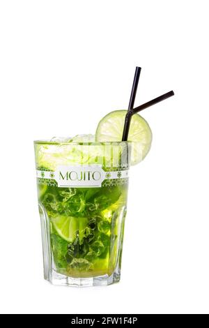 Ein Cocktail aus Mojito, fotografiert auf weißem Hintergrund. Stockfoto