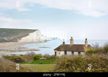 Coastguard Cottages, Cuckmere Haven Beach und die weißen Klippen von Seven Sisters, South Downs National Park, Großbritannien Stockfoto