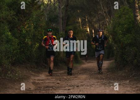 Menorca, Spanien. Mai 2021. Trailrunner nehmen am Menorca Trail Cami de Cavalls rund um die Baleareninsel Teil, einer der längsten in Europa. Aufgrund der COVID-19-Krise ist die Ausgabe 2021 dieses 185 km langen Ultra-Trails in zwei Teile aufgeteilt, um der laufenden Ausgangssperre zwischen 11 und 6 Uhr zu entsprechen. Quelle: Matthias Oesterle/Alamy Live News Stockfoto