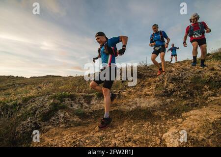 Menorca, Spanien. Mai 2021. Trailrunner nehmen am Menorca Trail Cami de Cavalls rund um die Baleareninsel Teil, einer der längsten in Europa. Aufgrund der COVID-19-Krise ist die Ausgabe 2021 dieses 185 km langen Ultra-Trails in zwei Teile aufgeteilt, um der laufenden Ausgangssperre zwischen 11 und 6 Uhr zu entsprechen. Quelle: Matthias Oesterle/Alamy Live News Stockfoto