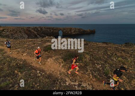 Menorca, Spanien. Mai 2021. Trailrunner nehmen am Menorca Trail Cami de Cavalls rund um die Baleareninsel Teil, einer der längsten in Europa. Aufgrund der COVID-19-Krise ist die Ausgabe 2021 dieses 185 km langen Ultra-Trails in zwei Teile aufgeteilt, um der laufenden Ausgangssperre zwischen 11 und 6 Uhr zu entsprechen. Quelle: Matthias Oesterle/Alamy Live News Stockfoto