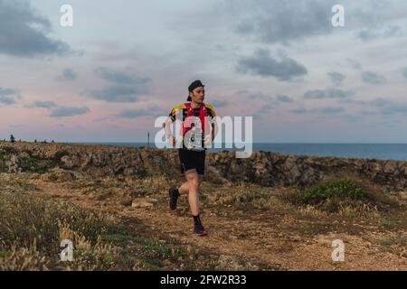 Menorca, Spanien. Mai 2021. Trailrunner nehmen am Menorca Trail Cami de Cavalls rund um die Baleareninsel Teil, einer der längsten in Europa. Aufgrund der COVID-19-Krise ist die Ausgabe 2021 dieses 185 km langen Ultra-Trails in zwei Teile aufgeteilt, um der laufenden Ausgangssperre zwischen 11 und 6 Uhr zu entsprechen. Quelle: Matthias Oesterle/Alamy Live News Stockfoto