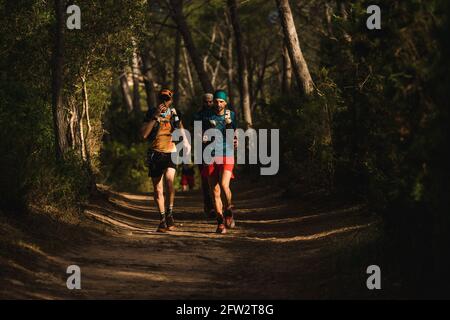 Menorca, Spanien. Mai 2021. Trailrunner nehmen am Menorca Trail Cami de Cavalls rund um die Baleareninsel Teil, einer der längsten in Europa. Aufgrund der COVID-19-Krise ist die Ausgabe 2021 dieses 185 km langen Ultra-Trails in zwei Teile aufgeteilt, um der laufenden Ausgangssperre zwischen 11 und 6 Uhr zu entsprechen. Quelle: Matthias Oesterle/Alamy Live News Stockfoto