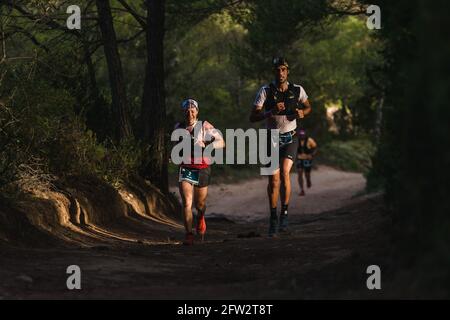 Menorca, Spanien. Mai 2021. Trailrunner nehmen am Menorca Trail Cami de Cavalls rund um die Baleareninsel Teil, einer der längsten in Europa. Aufgrund der COVID-19-Krise ist die Ausgabe 2021 dieses 185 km langen Ultra-Trails in zwei Teile aufgeteilt, um der laufenden Ausgangssperre zwischen 11 und 6 Uhr zu entsprechen. Quelle: Matthias Oesterle/Alamy Live News Stockfoto