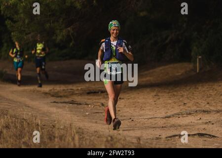 Menorca, Spanien. Mai 2021. Trailrunner nehmen am Menorca Trail Cami de Cavalls rund um die Baleareninsel Teil, einer der längsten in Europa. Aufgrund der COVID-19-Krise ist die Ausgabe 2021 dieses 185 km langen Ultra-Trails in zwei Teile aufgeteilt, um der laufenden Ausgangssperre zwischen 11 und 6 Uhr zu entsprechen. Quelle: Matthias Oesterle/Alamy Live News Stockfoto