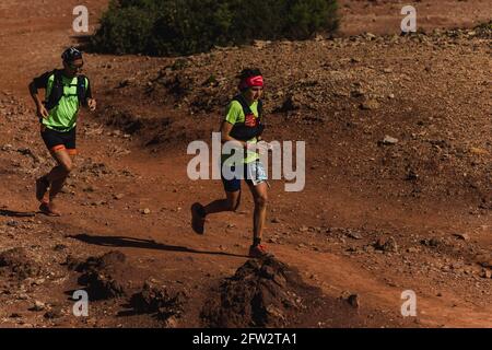 Menorca, Spanien. Mai 2021. Trailrunner nehmen am Menorca Trail Cami de Cavalls rund um die Baleareninsel Teil, einer der längsten in Europa. Aufgrund der COVID-19-Krise ist die Ausgabe 2021 dieses 185 km langen Ultra-Trails in zwei Teile aufgeteilt, um der laufenden Ausgangssperre zwischen 11 und 6 Uhr zu entsprechen. Quelle: Matthias Oesterle/Alamy Live News Stockfoto