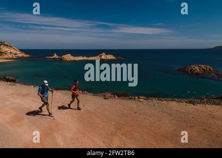 Menorca, Spanien. Mai 2021. Trailrunner nehmen am Menorca Trail Cami de Cavalls rund um die Baleareninsel Teil, einer der längsten in Europa. Aufgrund der COVID-19-Krise ist die Ausgabe 2021 dieses 185 km langen Ultra-Trails in zwei Teile aufgeteilt, um der laufenden Ausgangssperre zwischen 11 und 6 Uhr zu entsprechen. Quelle: Matthias Oesterle/Alamy Live News Stockfoto