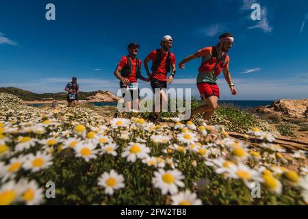 Menorca, Spanien. Mai 2021. Trailrunner nehmen am Menorca Trail Cami de Cavalls rund um die Baleareninsel Teil, einer der längsten in Europa. Aufgrund der COVID-19-Krise ist die Ausgabe 2021 dieses 185 km langen Ultra-Trails in zwei Teile aufgeteilt, um der laufenden Ausgangssperre zwischen 11 und 6 Uhr zu entsprechen. Quelle: Matthias Oesterle/Alamy Live News Stockfoto