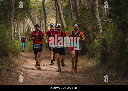 Menorca, Spanien. Mai 2021. Trailrunner nehmen am Menorca Trail Cami de Cavalls rund um die Baleareninsel Teil, einer der längsten in Europa. Aufgrund der COVID-19-Krise ist die Ausgabe 2021 dieses 185 km langen Ultra-Trails in zwei Teile aufgeteilt, um der laufenden Ausgangssperre zwischen 11 und 6 Uhr zu entsprechen. Quelle: Matthias Oesterle/Alamy Live News Stockfoto