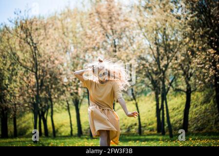 Nettes kleines Mädchen im Park an einem sonnigen Sommertag, Outdoor Sommer Lifestyle Portrait. Stockfoto