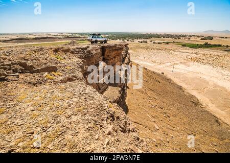 Erfoud, Marokko - 15. April 2015. Old Vinage Off Road Auto am Aussichtspunkt auf Felsen Klippe Stockfoto