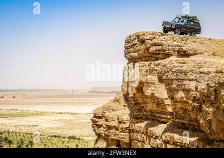 Erfoud, Marokko - 15. April 2015. Old Vinage Off Road Auto am Aussichtspunkt auf Felsen Klippe Stockfoto