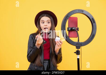 Blogging Ring Lampe. Weblog und vlog. Make-up Tutorial. Influencer. Erstaunt teen Mädchen verwenden Selfie geführt. Stockfoto