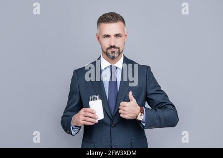 Geschäftsmann nimmt Medikamententabletten. Drogengeschäft. Erfolgreicher Mitarbeiter nimmt Medikamente. Stockfoto