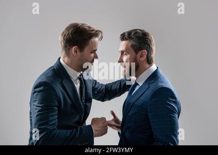 Chef und Mitarbeiter. Uneinvernehmliche Männer Partner. Business-Wettbewerb. Businessmeeting. Stockfoto