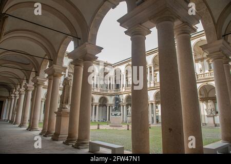 Mailand Italien Mai 3 2021: Interieur der Akademie der Schönen Künste Brera in Mailand mit Gartenportikus und Statuen Stockfoto