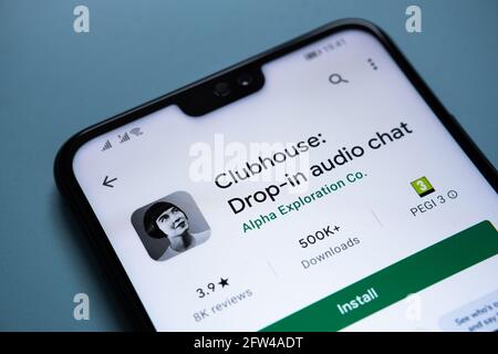 Smartphone-Ecke mit Clubhouse App im google Play Store gesehen. Stafford, Großbritannien, 21. Mai 2021. Stockfoto