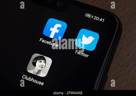 Smartphone-Ecke mit Clubhouse-App neben Facebooka und Twitter-Apps. Konzept für den Wettbewerb. Stafford, Großbritannien, 21. Mai 2021. Stockfoto